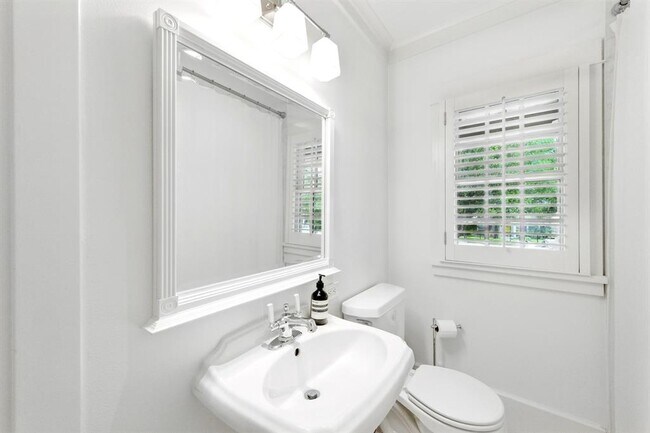 Building Photo - 1708 W 29th St
