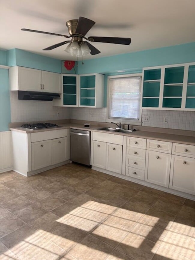 Building Photo - 2125 Brentwood Dr