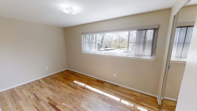 Building Photo - 529 Longshore Dr