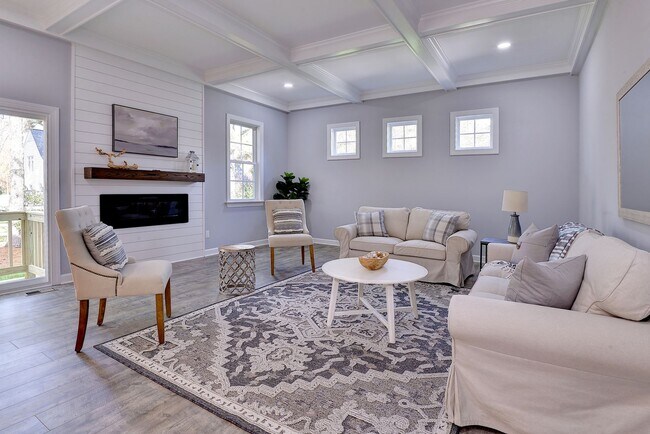 Building Photo - 718 Poquoson Ave
