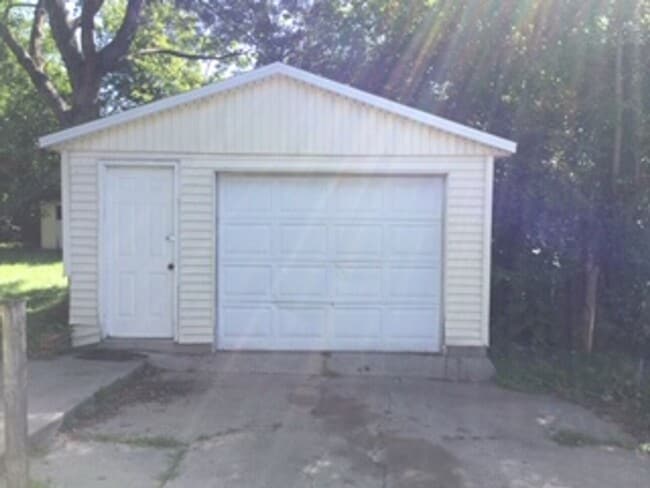 Building Photo - AVAILABLE 10/1