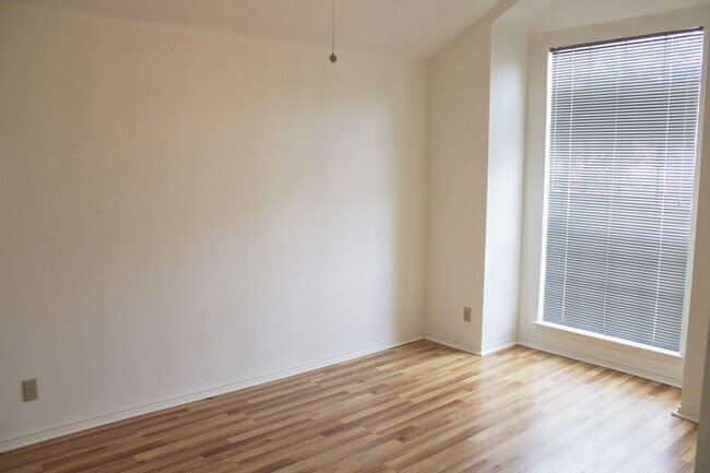 Building Photo - 3-BEDROOM IN CASTLE HILLS FOREST