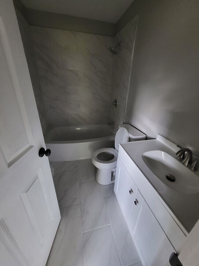 Building Photo - Remodeled 3BR home minutes from Uptown Cha...