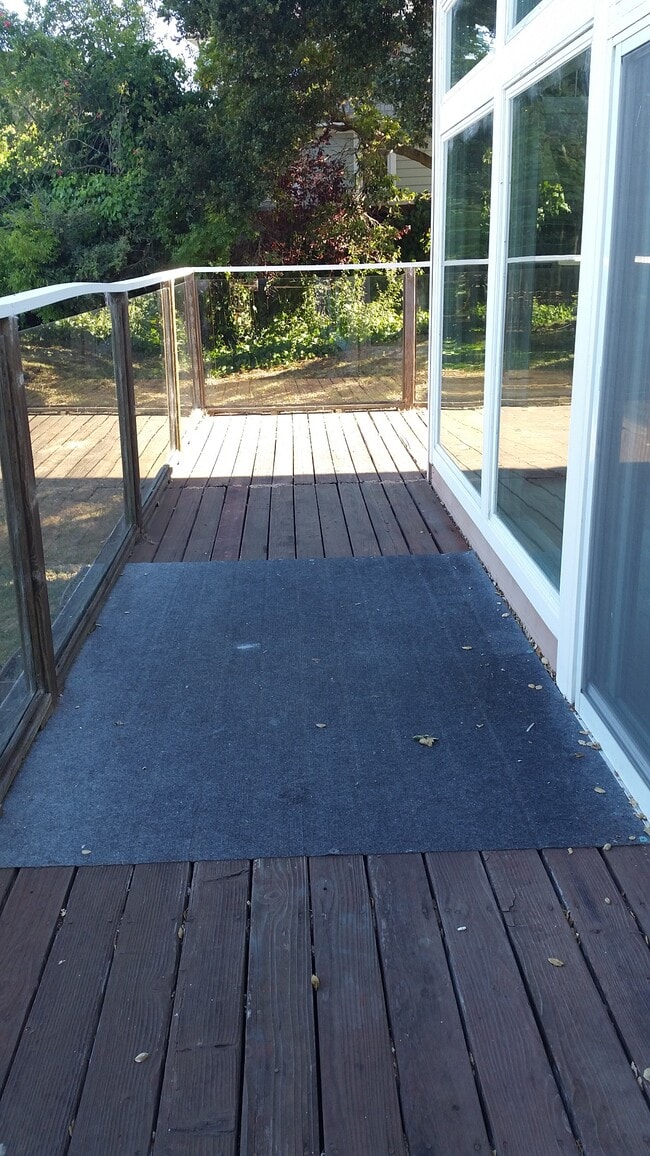 WRAP AROUND DECKS - 230 Diviso St