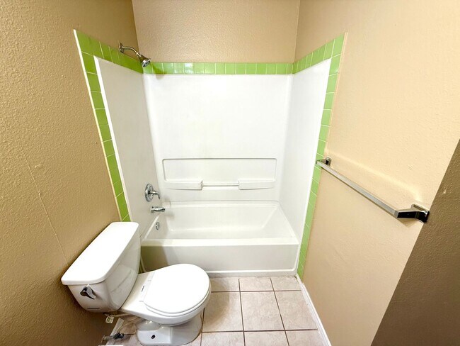 Building Photo - 424 Amires Pl