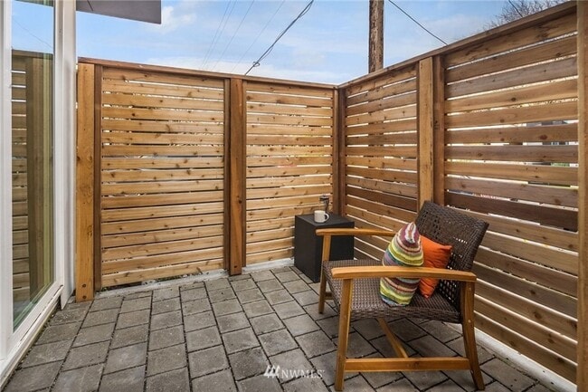 Building Photo - 2Bd/1.75Ba Seattle Townhouse