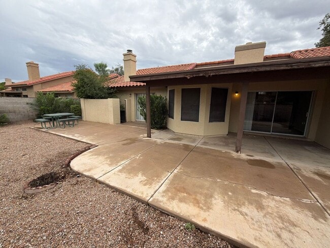 Building Photo - 837 N Oak Ct