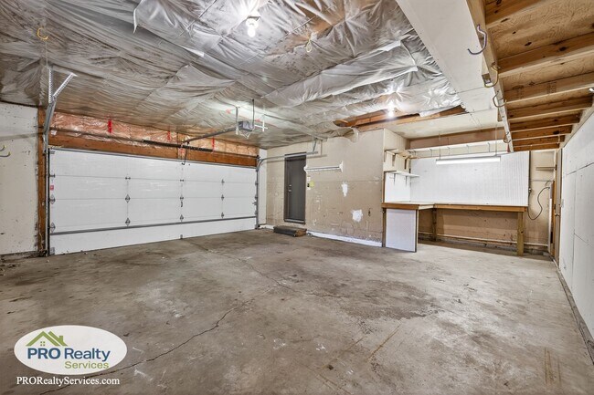 Building Photo - 4 Bedroom Home **Free November Rent with a...