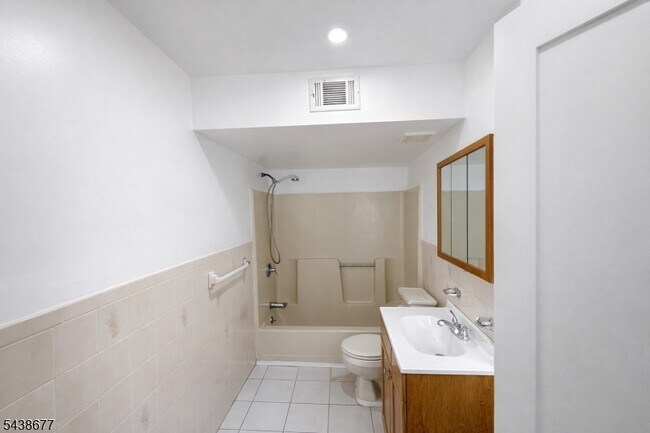 Building Photo - 87 Merseles St