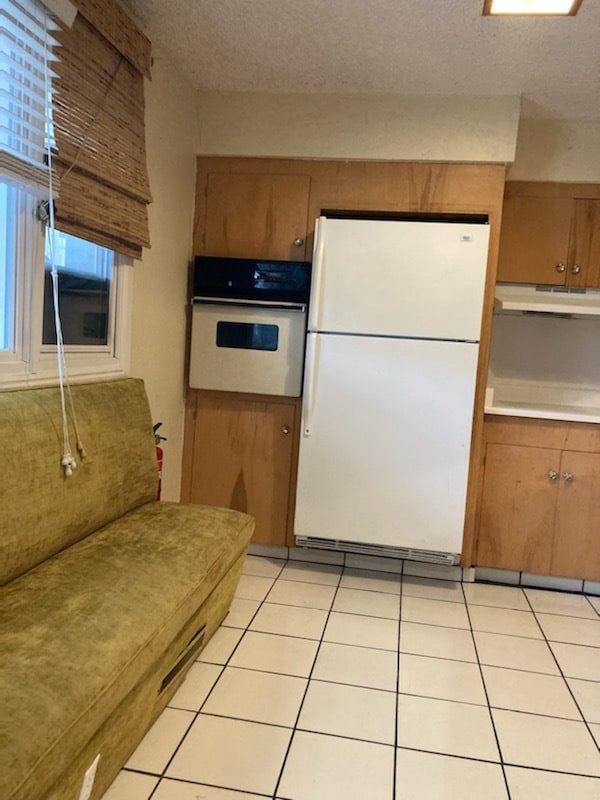 Kitchen with built-in seating - 2001 S State St