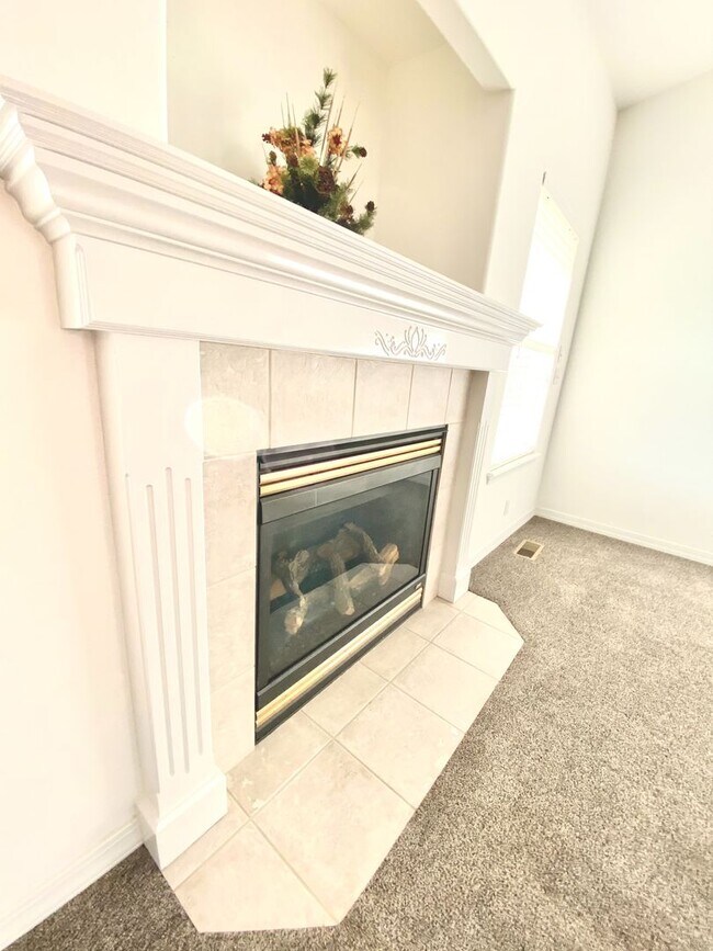 Building Photo - 3 Bed 2 Bath Single Level Home with 3 Car ...