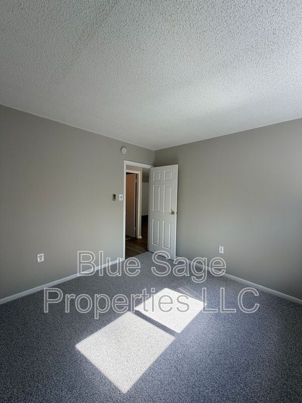 Building Photo - 400 Glendale Rd