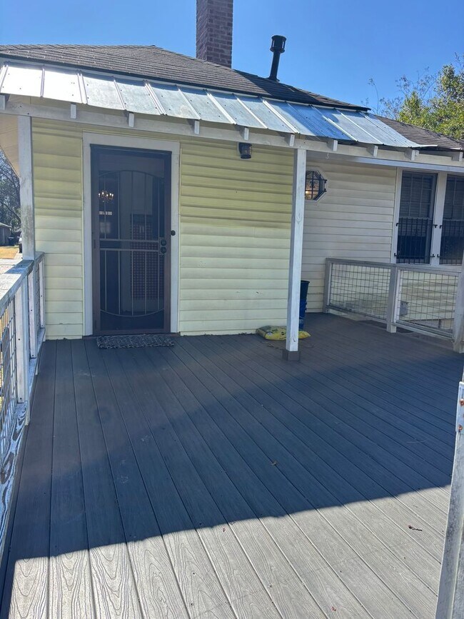 Building Photo - Lakebottom Area! Hardwood Floors Throughout! Call the office to schedule a tour!