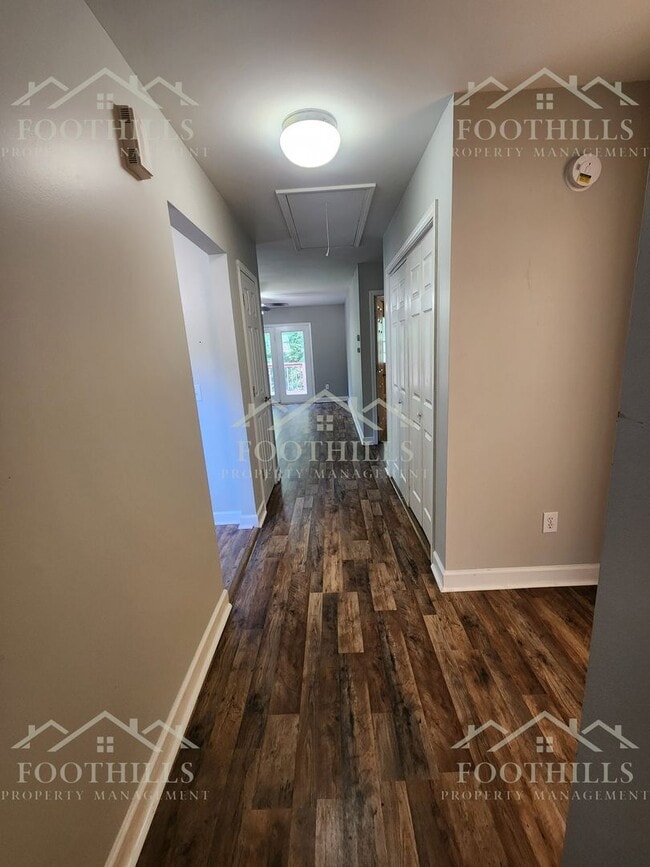 Building Photo - 2-Bedroom Duplex off Clemson Blvd