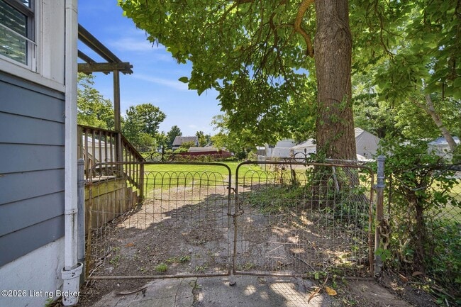 Building Photo - 1050 Oakwood Ave