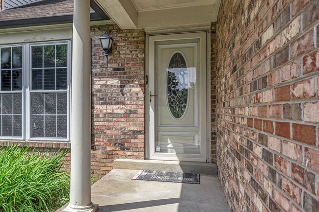 Building Photo - Brentwood/Crieve Hall end unit Condo -avai...