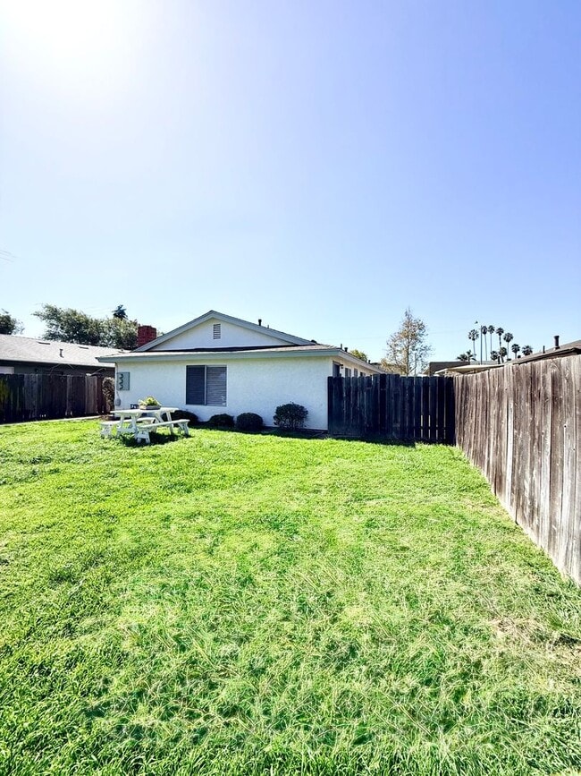 Building Photo - N604