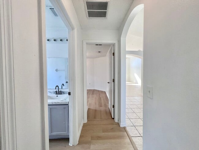Building Photo - Beautifully Updated 3 bedroom 2 bath home ...