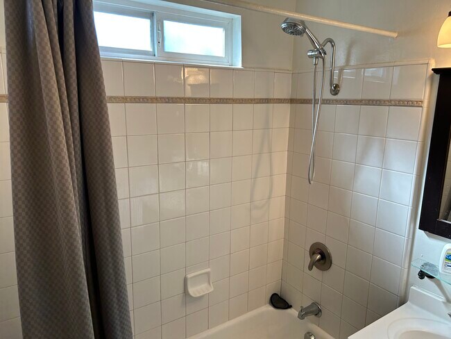 Building Photo - 638 Sheldon St