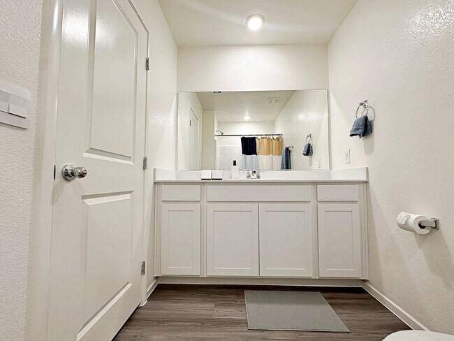 Building Photo - FURNISHED 3 BEDROOM + LOFT TOWNHOME WITH 2 CAR GARAGE