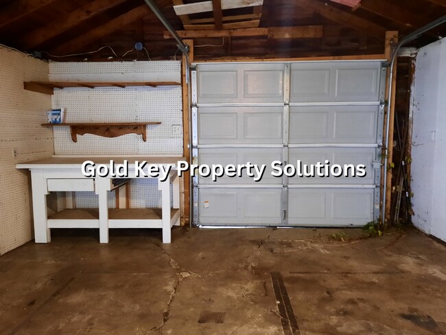 Building Photo - 3 BR 1 BA House in Meadowbrook Area with G...