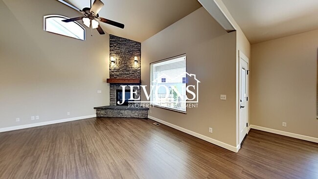 Building Photo - Spacious duplex with master bedroom, backy...