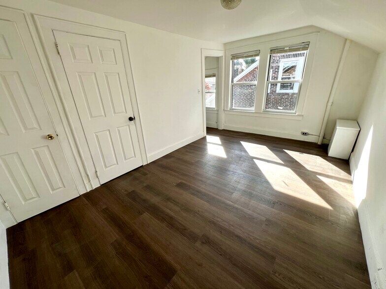 Building Photo - 9924 Ascan Ave