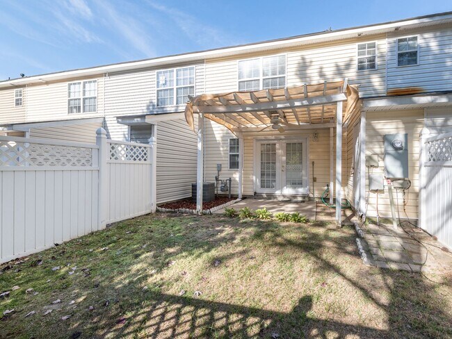 Building Photo - Super Townhouse with 2 MASTER BEDROOMS!