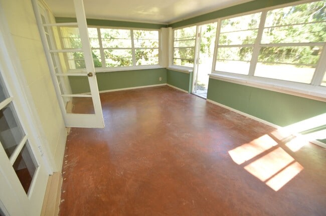 Building Photo - 519 Vern Dr