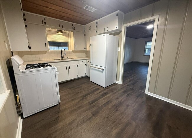 Building Photo - 107 Elm Ave