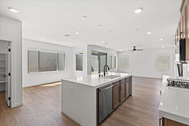 Building Photo - 10489 Mountain Aster Ave