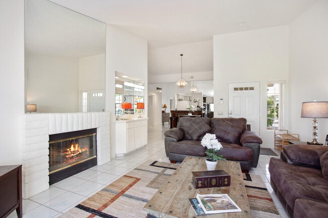 Building Photo - 709 Vista Lago Cir N