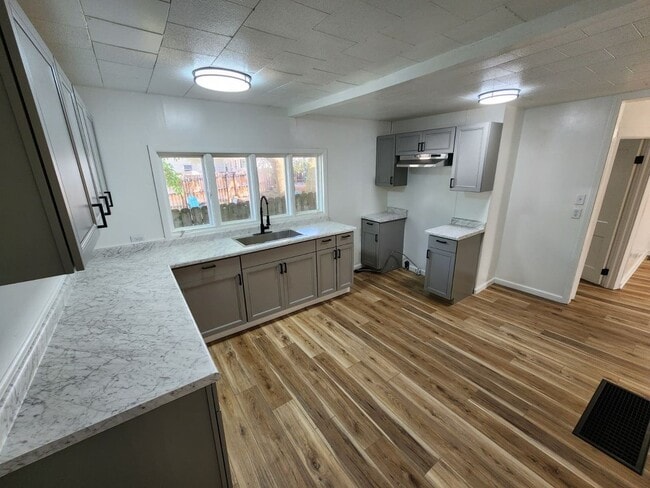 Building Photo - “Shawnee Home” Fully Remodeled - 2Bed/1Bat...