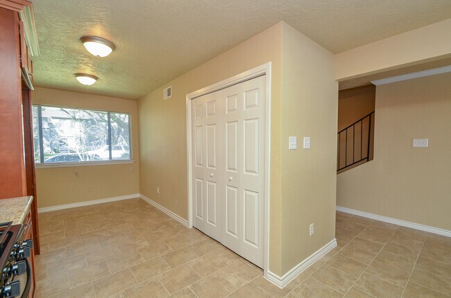 Building Photo - 3 BEDROOM TOWNHOME FOR LEASE IN LANGHAM CREEK