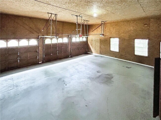 Building Photo - 4239 Pinetree Dr