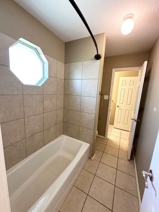 Building Photo - 4 Bed 3 Bath Ready to Rent ASAP!