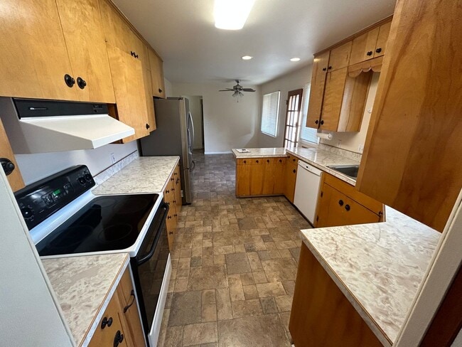 Building Photo - 4 Bed/2Bath home with large yard near scho...