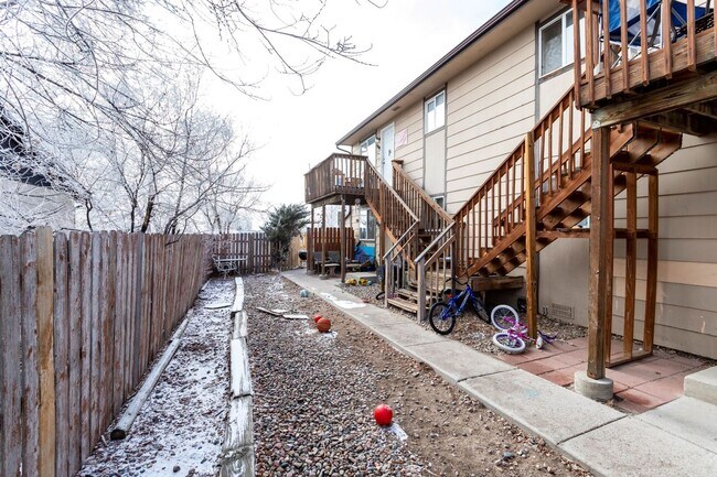 Building Photo - Fourplex in great central location!