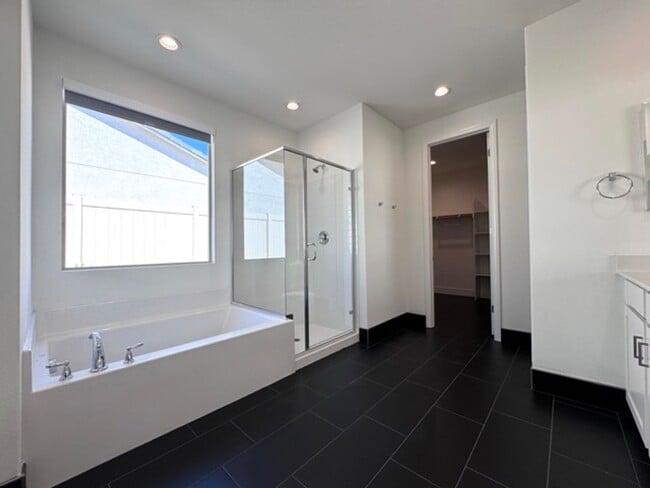 Building Photo - Spacious 5BD/3BA Home with Loft, Solar & B...
