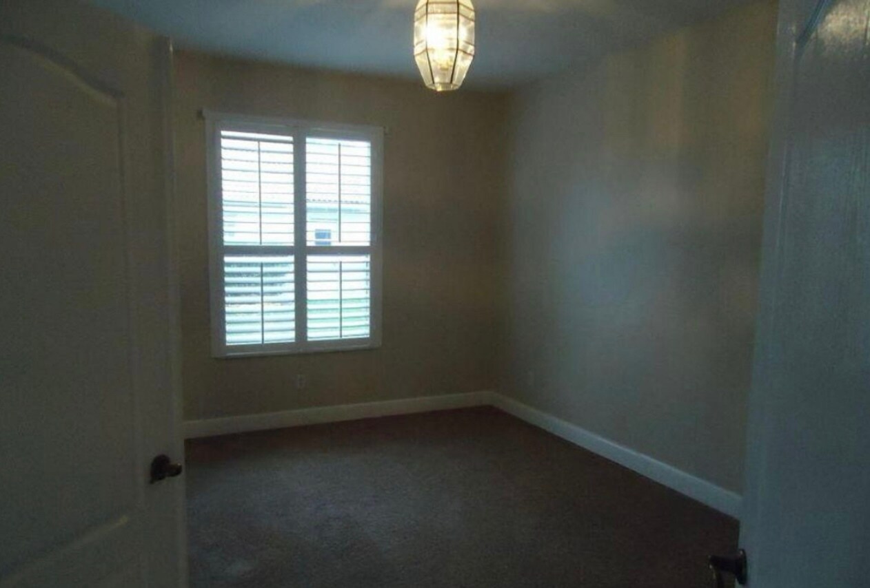 Building Photo - 895 SW Lake Charles Cir