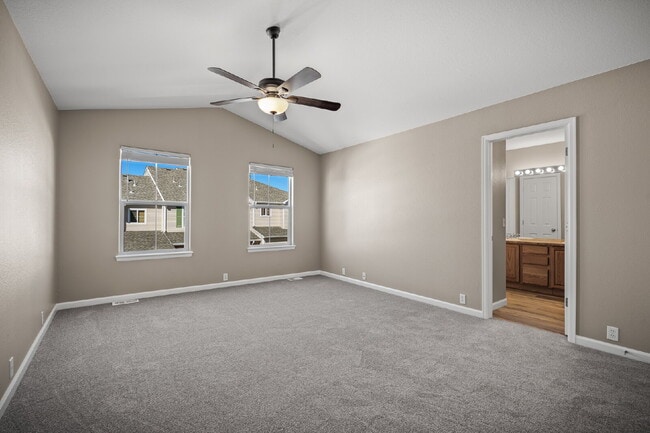 Building Photo - Beautiful 2 Bedroom End-Unit Townhouse in Montarbor Villas w/ Mountain Views