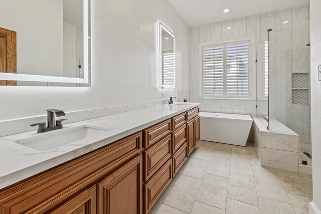 Building Photo - 4329 Edgewater Dr