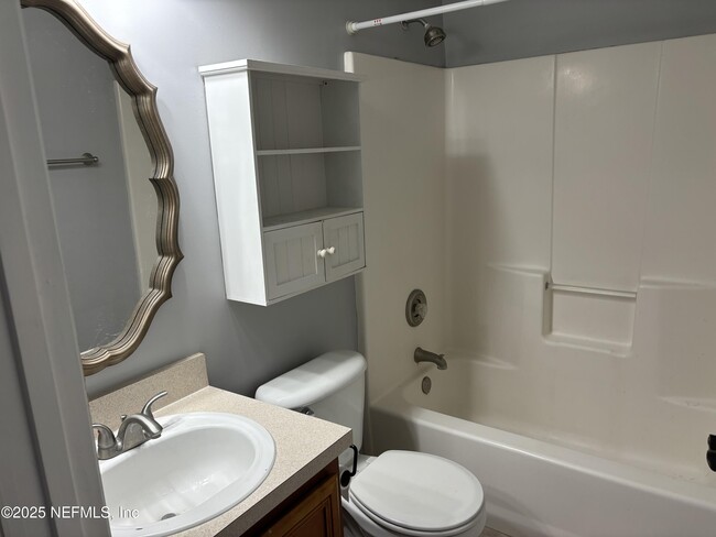 Building Photo - 916 Hyannis Port Dr