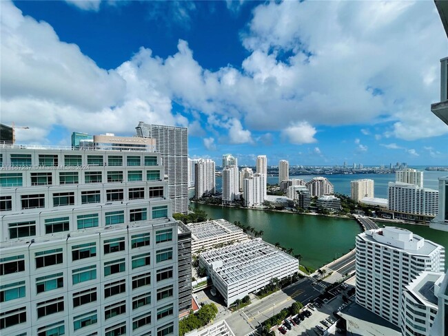 Building Photo - 950 Brickell Bay Dr