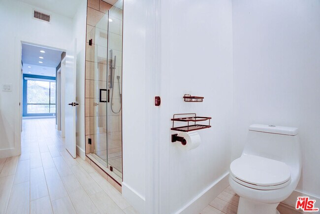 Building Photo - 423 N Palm Dr