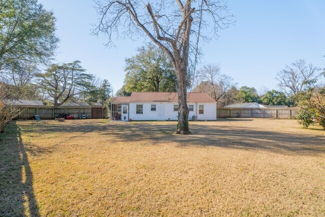 Building Photo - 104 Sharyn Ln