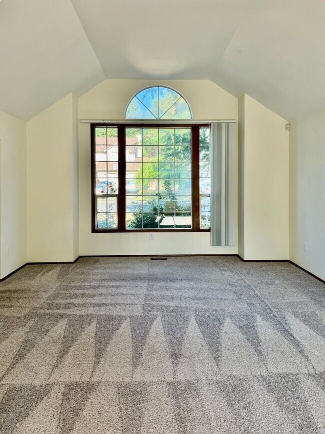Building Photo - 4 Bed / 2.5 Bath Education hill in Redmond 2-story home $4,095/month