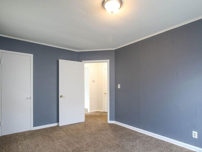 Building Photo - Available Now! 3 Bed / Bath & Large Backyard! Price drop!