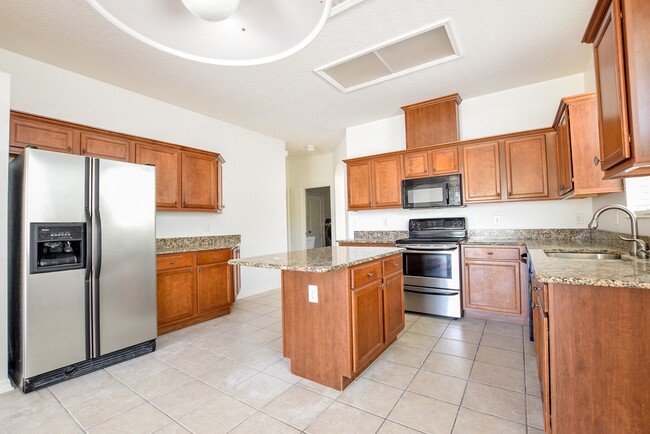 Building Photo - AMAZING 4 Bed 2 Bath Home For Rent in Sanf...