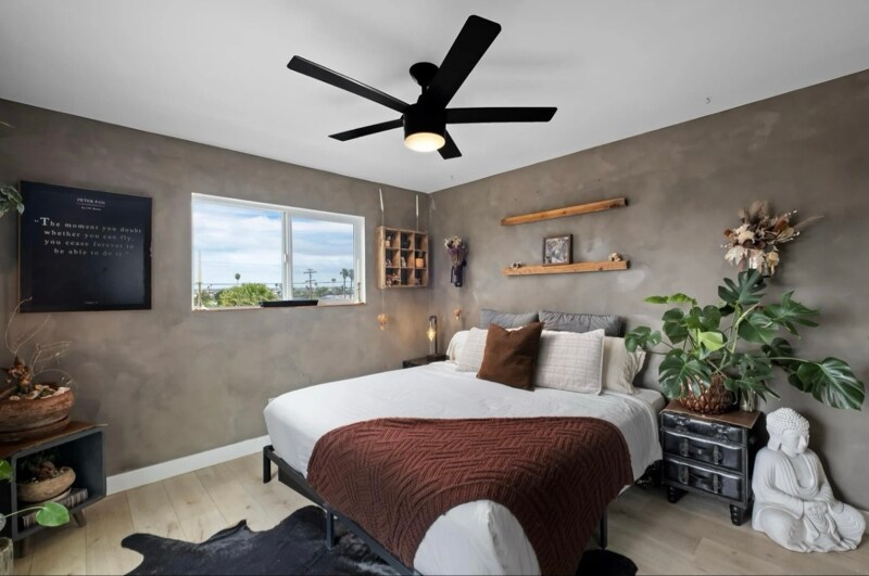 Building Photo - 5463 San Onofre Terrace